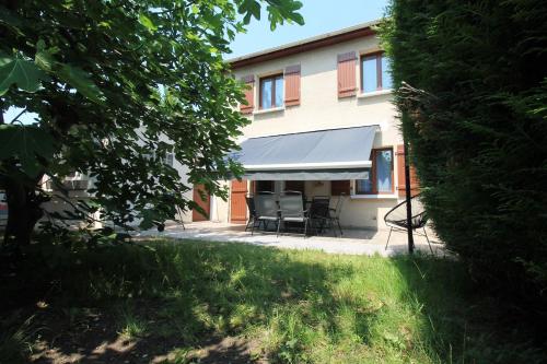 Градина, Parking Gratuit, 4 chambres, Jardin, Terrasse, 15mn Paris - La Villa Marne (Villa Marne - Parking Gratuit - 15mn Paris - 5mn a pied Gare Epinay Villetaneuse - Terrasse - Jardin) in Епине сюр Сен