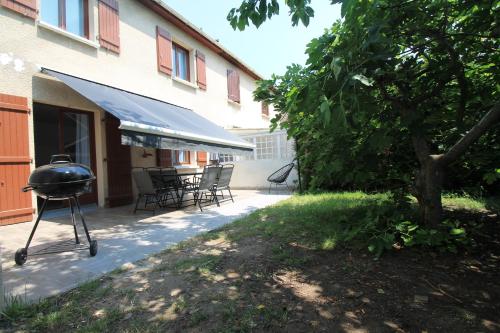 Градина, Parking Gratuit, 4 chambres, Jardin, Terrasse, 15mn Paris - La Villa Marne (Villa Marne - Parking Gratuit - 15mn Paris - 5mn a pied Gare Epinay Villetaneuse - Terrasse - Jardin) in Епине сюр Сен