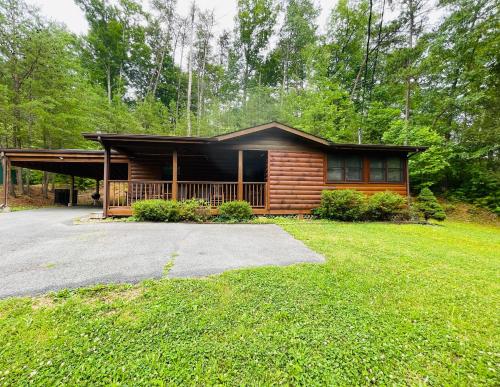 Smoky Mountain Enchanting Haven 3BR2BA Cabin in Sevierville, USA
