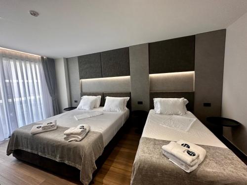 1 queen bed, 1 twin bed
