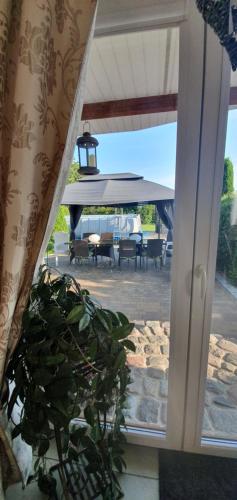 Dom między jeziorami i morzem (Dom miedzy jeziorami i morzem) in Bychowo