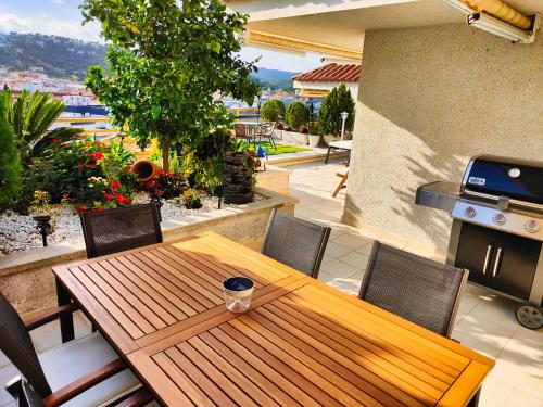 Apartment Luna Tossa De Mar 5mins walking to the beach with sea and castle view big terrace