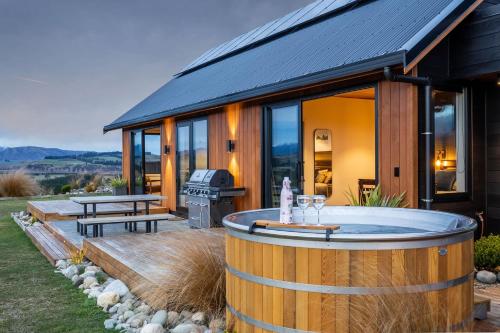 Fiordland Eco-Retreat -- Panoramic Views -- Hot Tub