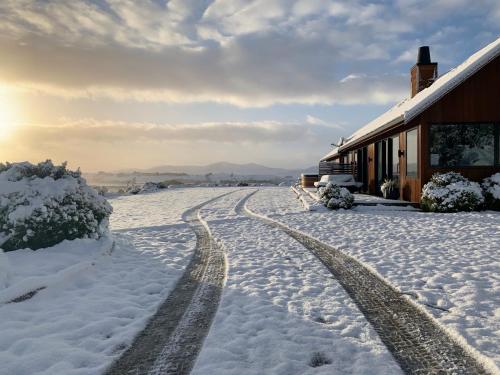 Fiordland Eco-Retreat -- Panoramic Views -- Hot Tub