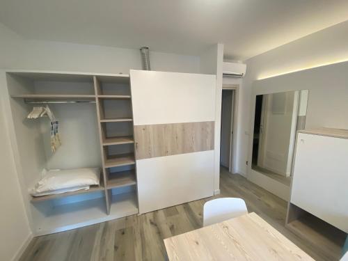 One-Bedroom Apartment with Jacuzzi image 10