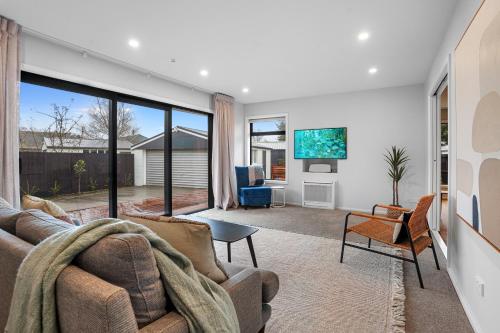 Facilities, Private, 4BR Family Home, Free Parking, 4km to Airport in Papanui