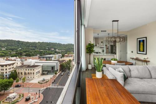 'Cloud 10' A Luxury Downtown Condo with Panoramic City and Mountain Views at Arras Vacation Rentals - Apartment - Asheville