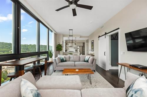 'Cloud 10' A Luxury Downtown Condo with Panoramic City and Mountain Views at Arras Vacation Rentals - Apartment - Asheville