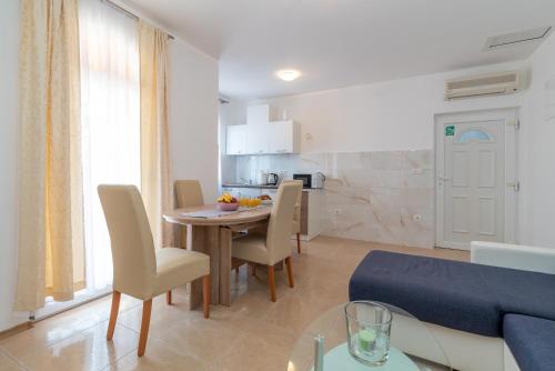 A 2 - seafront apt with balcony 1 min to beach, Trogir (fotografie 10)