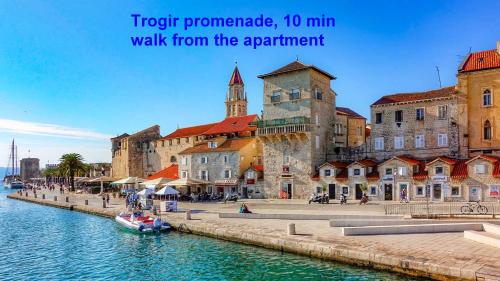 A 2 - seafront apt with balcony 1 min to beach, Trogir (fotografie 6)