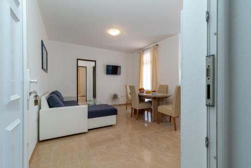 A 2 - seafront apt with balcony 1 min to beach, Trogir (fotografie 7)