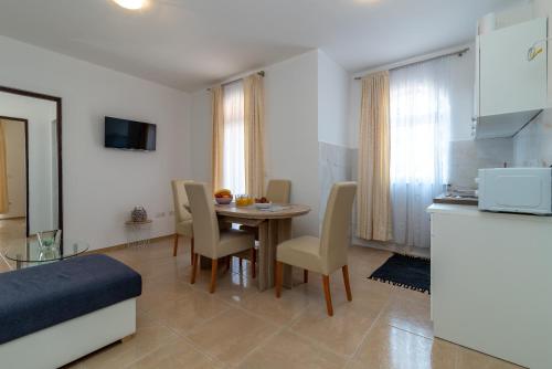 A 2 - seafront apt with balcony 1 min to beach, Trogir (fotografie 4)