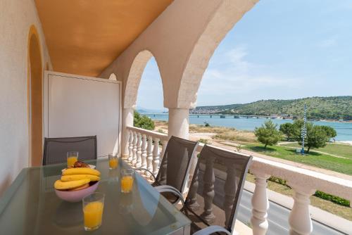 A 2 - seafront apt with balcony 1 min to beach, Trogir