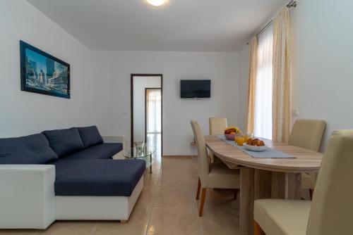 A 2 - seafront apt with balcony 1 min to beach, Trogir (fotografie 8)