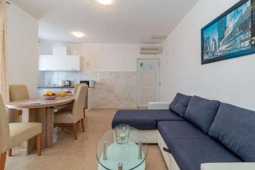 A 2 - seafront apt with balcony 1 min to beach, Trogir (fotografie 9)