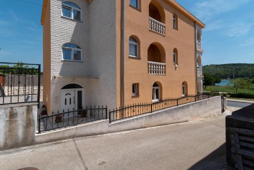 A1 - seafront apt with balcony 1 min to beach
