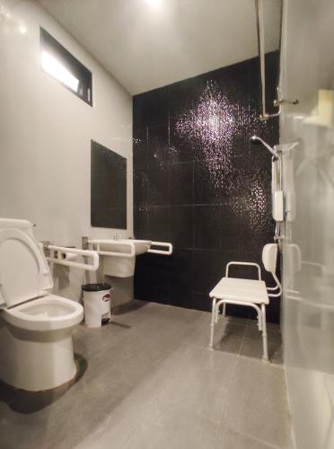 Bathroom, พักแน๊ป โฮสเทล น่าน Paknap Hostel in Nan Suburbs