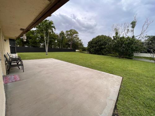 Entire Single Family home 3 bed 2 bath in water front big cozy back yard view in Coconut Creek (FL)