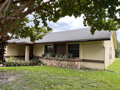 A szálláshely kívülről, Entire Single Family home 3 bed 2 bath in water front big cozy back yard view in Coconut Creek (FL)