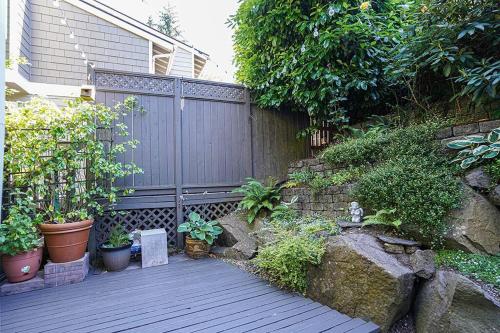 Sunlit contemporary Bellevue Home w a Lush Garden