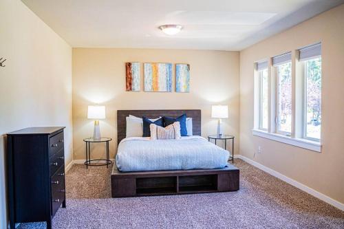 Kirkland Luxury Tranquil Retreat 7BR w Office - Tap to explore photos