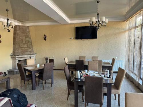 餐饮, 伊维利亚酒店 (HOTEL IVERIA) in 卡兹别吉