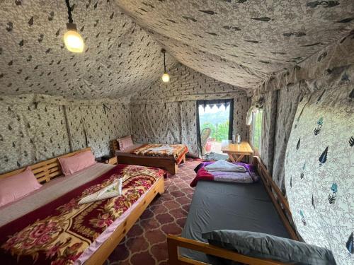 1 king bed, 2 twin beds