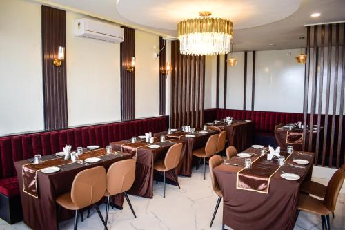 Ресторан, Royale Lalawi Hotel in Аиджал