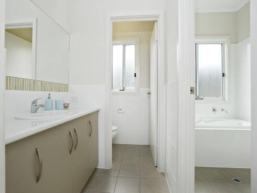 16 Chapman Rd - BYO Linen - Pets Negotiable - Wi-Fi