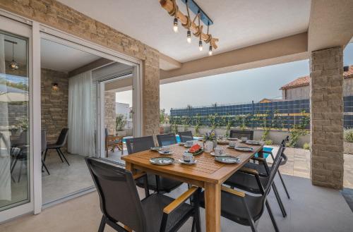 Villa with nice pool, luxuriously furnished, quiet area - by TRAVELER tourist agency Krk ID2389 in ซกาลยิซี