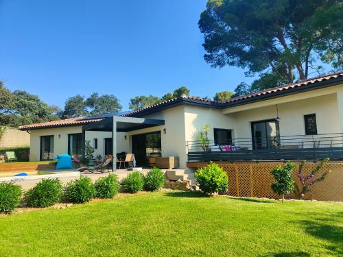 Villa 8 pers piscine et clim à 15 min de la mer (Villa 8 pers piscine et clim a 15 min de la mer) in Cournonterral