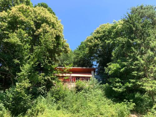 Natuurhuisje aan rivier met uitzicht over vallei