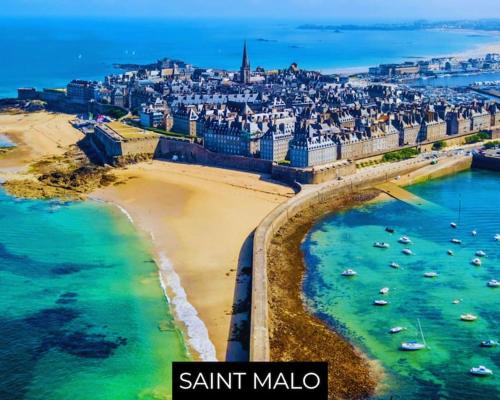 Maison en pierre au milieu du bocage in Saint-Michel-de-Montjoie