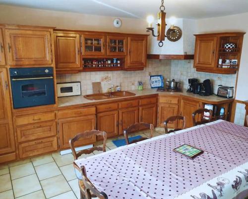 Maison en pierre au milieu du bocage in Saint-Michel-de-Montjoie