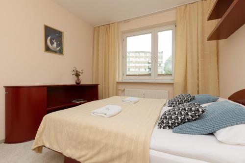 Spacious & Quiet 1 Bedroom Apartment in Pruszków by Noclegi Renters