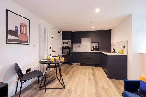 JOIVY Charming flats near Holyrood Park and Calton Hill - Apartment - Edinburgh