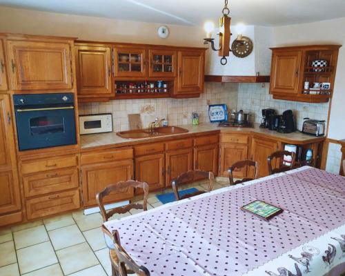 Konyha, Maison en pierre au milieu du bocage in Saint-Michel-de-Montjoie