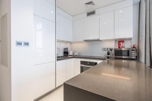 Fully Furnished I Lagoons View I District One - image 8