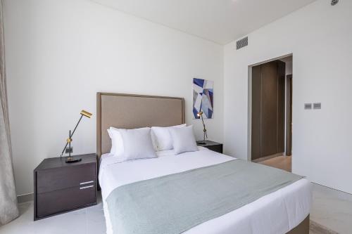 Fully Furnished I Lagoons View I District One - image 4