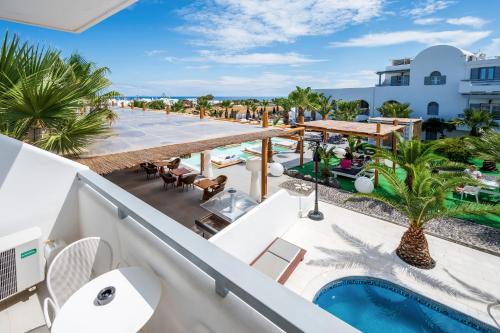 شرفة/ تراس, فندق ميديترينيان وايت (Mediterranean White Hotel) in مونوليثوس