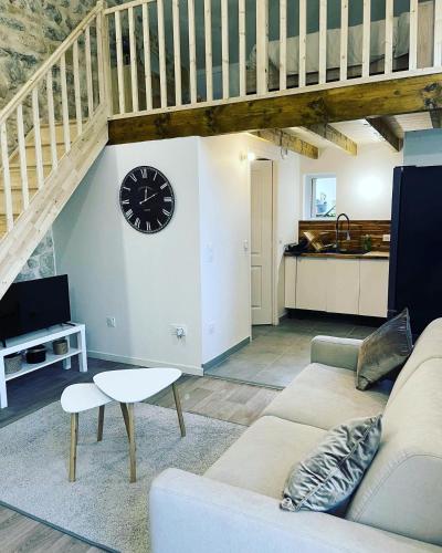 Maison 4 personnes avec grande piscine et jacuzzi in Castillon-la-Bataille