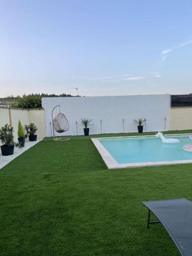 Maison 4 personnes avec grande piscine et jacuzzi gîte à louer Castillon-la-Bataille