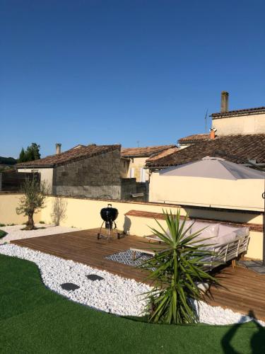 Maison 4 personnes avec grande piscine et jacuzzi in Castillon-la-Bataille