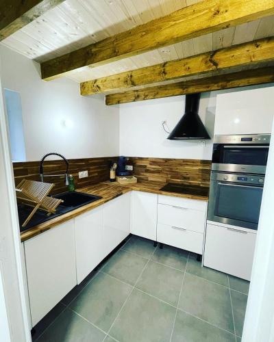 Maison 4 personnes avec grande piscine et jacuzzi in Castillon-la-Bataille