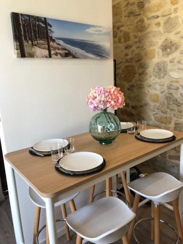 Maison 4 personnes avec grande piscine et jacuzzi in Castillon-la-Bataille