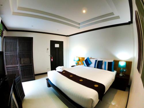 room detail thumbnail 0
