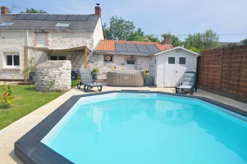 Maison avec piscine et jaccuzzi - Location saisonnière - Couëron