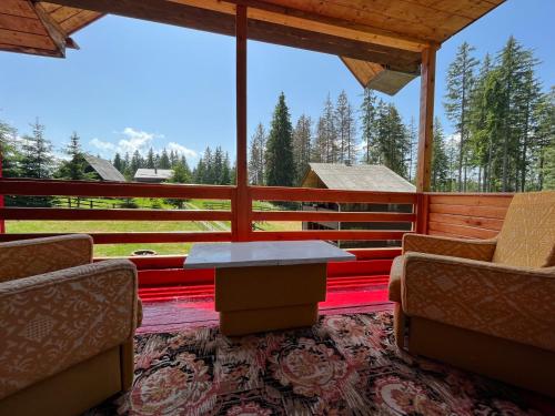 Balkons/terase, Cosy wooden house in the heart of Apuseni. in Belis