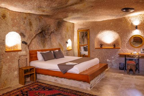 Canyon Cave Hotel