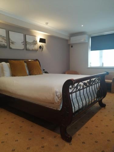 1 king bed, 1 sofa bed